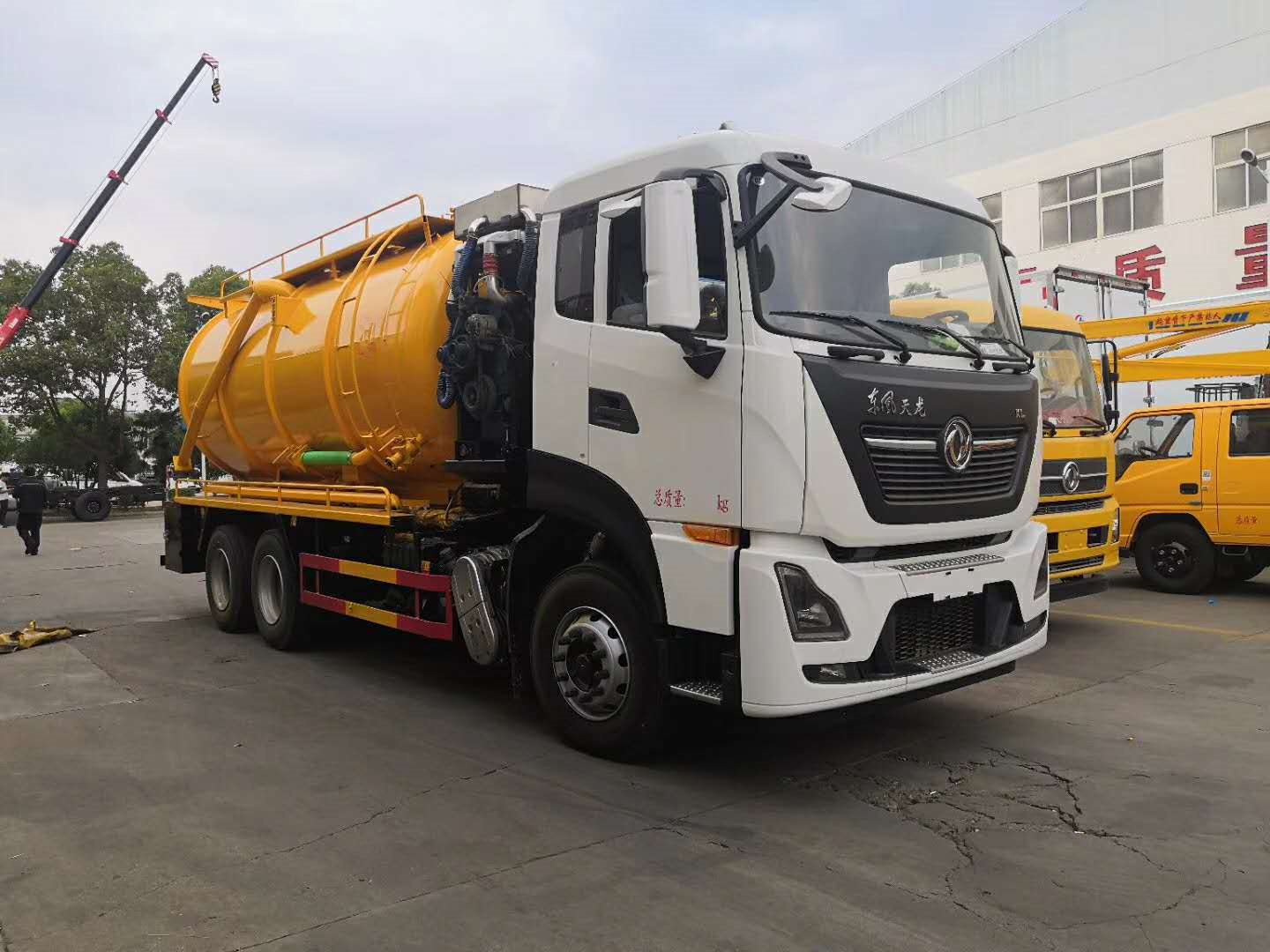东风天龙KL清洗吸污车